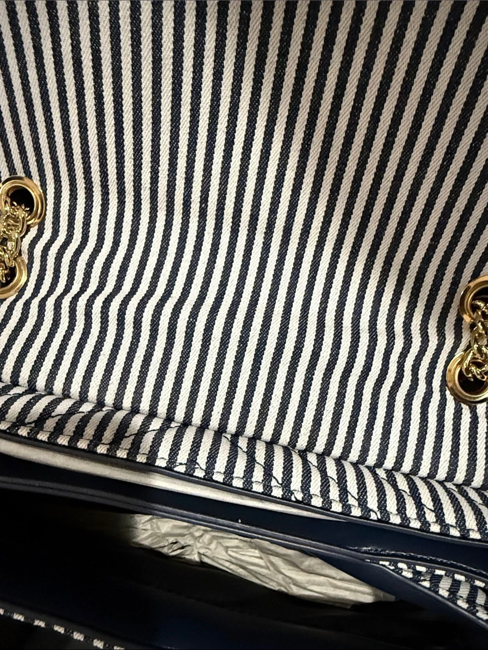 Express NWT Quilted Crossbody - Navy & White with Gold Chain - Picture 4 of 7